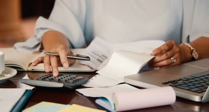 El aviso oficial que envía el IRS detalla el monto de la multa, la causa del cargo y los pasos que debe seguir el contribuyente para regularizar su situación