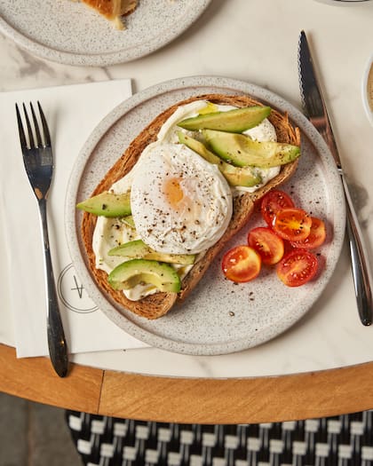 El avocado toast, el plato más pedido del menú de desayuno "all day long"