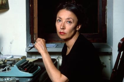 El ayatolá interrumpió la entrevista con Fallaci después de que esta criticara y se quitara el velo (Getty Images)