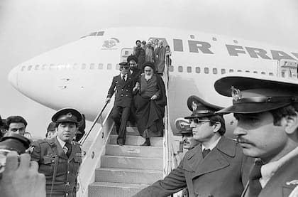 El ayatolá Jomeini llegando a Teherán en 1979, tras 15 años de exilio