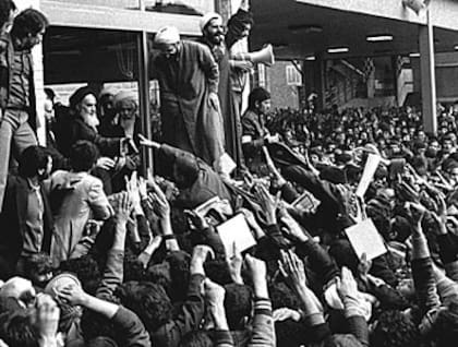 El ayatollah Khomeini recibe el saludo de sus seguidores en Irán, cuando regresa luego de quince años de exilio, en febrero de 1979