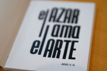 El azar ama el arte, el libro que publicó en la Feria del Libro del año pasado. Es un compendio de poemas que escribió desde el encierro.