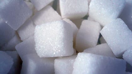 El azúcar está mezclado con unas partículas minerales inertes bañadas en azúcar; para las papilas gustativas de la lengua, la cantidad de dulce es la misma