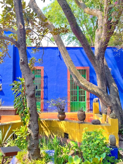 El azul cobalto se utiliza aún hoy para los exteriores, y también en varios interiores a media altura.