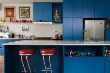 El azul cobra protagonismo en dos puntos de la casa: en el ingreso y en la cocina.