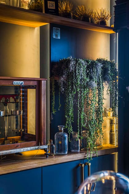 El azul intenso de los muebles ejecutados por carpintería Dacar corresponde a la melamina 'Tuareg', de la Línea Étnica de Faplac.