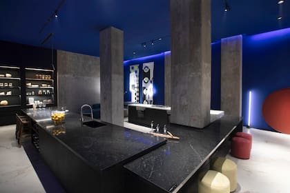 El azul puro en paredes y techo transmite fluidez, armonía y apertura a nuevas formas de pensar y sentir