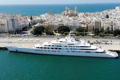 El Azzam es el superyacht privado más largo del mundo, con 180,65 metros de eslora y casi 21 metros de manga.