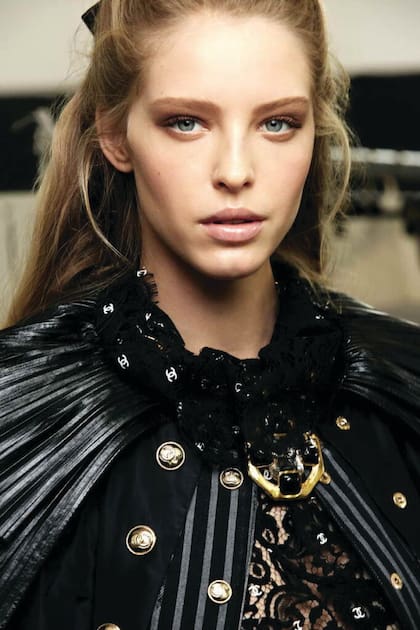 El back del desfile de Chanel Fall/Winter 2021/22 que se presentó de manera virtual. El make up que se eligió fue fresco y súper natural. El toque de glamour estuvo en el brillo en los labios.