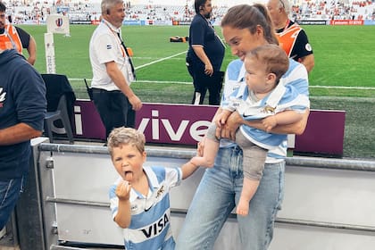 El back Matías “Tute” Moroni tiene hinchada. Su mujer, la diseñadora de interiores Rosario “Rochi” Carneiro y sus dos hijos, Milo y Maico, viajaron desde Newcastle, Inglaterra, y se instalaron unas semanas en La Baule previo al partido en París. “Rochi” ya lo acompañó en el Mundial de Inglaterra 2015.
