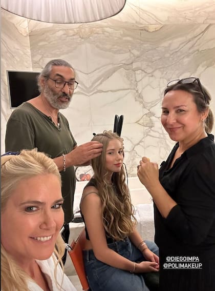 El backstage de la noche. El peinado de Taína Gravier fue responsabilidad de Diego Implagiazzo, peluquero que acompañó a Valeria en gran parte de su carrera como modelo. El make up estuvo a cargo de Poli Martínez.