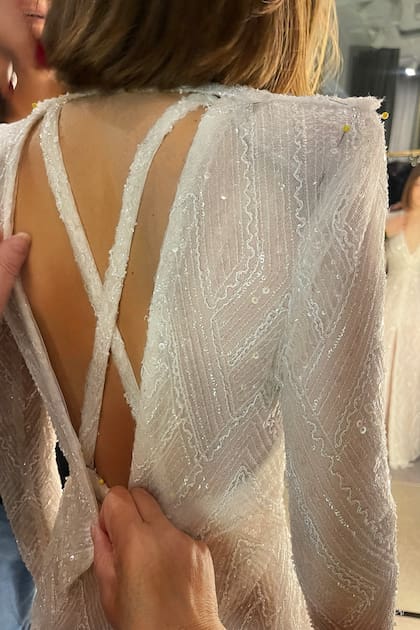 El backstage. Un plano detalle de la espalda del vestido principal de Muna, tal como iba quedando después de cada prueba con Gorof.