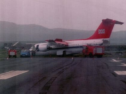 El BAe 146 terminó dañado, más allá del límite de la pista