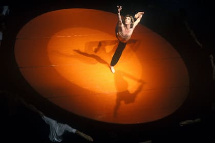 El bailarín argentino Jorge Donn en su consagratorio Bolero coreografiado por Maurice Béjart, en Los unos y los otros, de Claude Lelouch