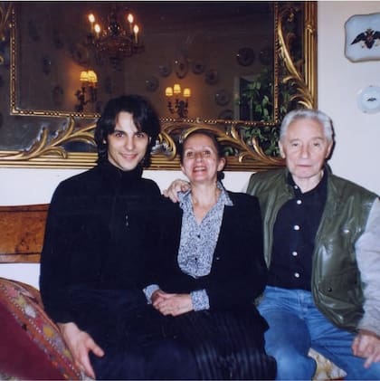 El bailarín español Igor Yebra, con Natalia Bessmertnova y Yuri Grigorovich, en Moscú