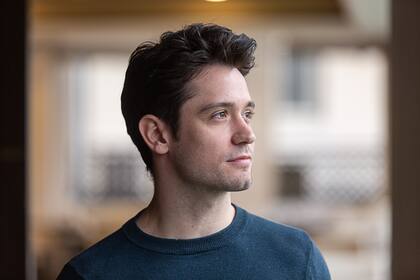 El bailarín santafesino Lucas Erni hace carrera en Alemania y además de bailar la pieza final del espectáculo es coproductor de Coreometrajes