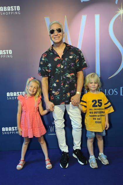 El bailarín y productor teatral Flavio Mendoza fue con su hijo Dionisio y con Matilda, la hija de Luciana Salazar