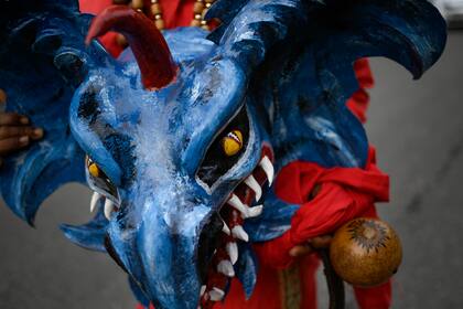 El baile de carnaval, en el que los demonios pagan penitencia y piden alivio de las dolencias físicas, simboliza la lucha en curso entre el bien y el mal
