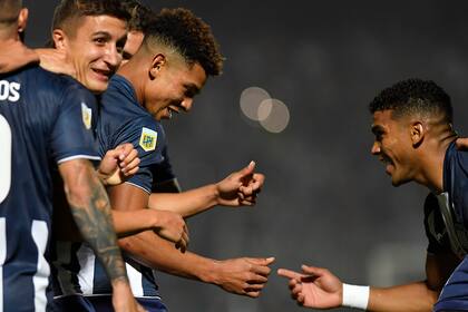 El baile de Diego Valoyes con Rafael Pérez, después del gol que anotó el delantero colombiano