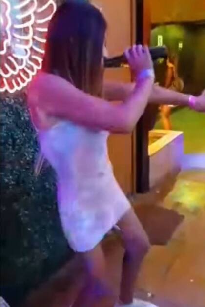 El baile de la muchacha en la disco de Perú se terminó de manera abrupta cuando llegó su madre cinturón en mano
