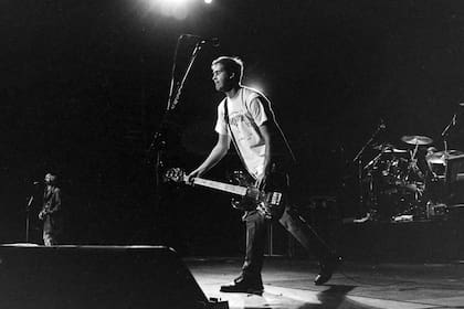 El bajista Krist Novoselic durante el show de Nirvana en Vélez; al fondo, Kurt Cobain