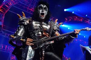 Gene Simmons, el líder de Kiss, vende su impresionante casa en Hollywood