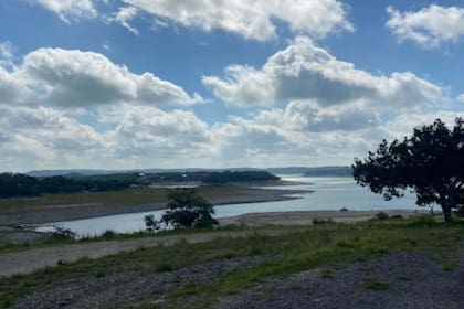 El bajo nivel de agua del Lago Medina, en Medina, Texas complica la habitabilidad en la zona