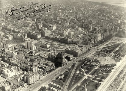 El bajo (Paseo Colón) y la Plaza de Mayo en una foto que Broszeit le dedicó a su socio Juan B. Borra en 1928.