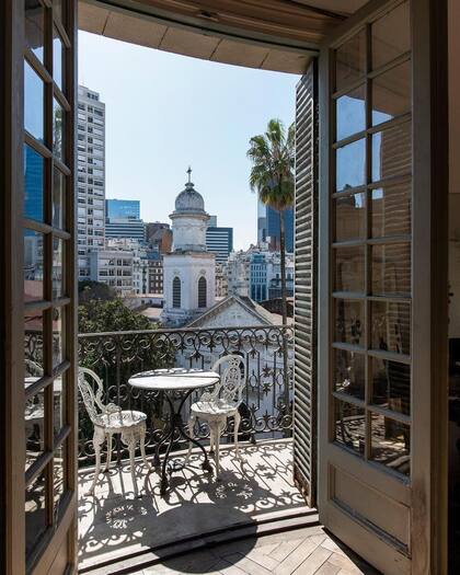 El balcón corrido de 50 metros rodea todo el departamento y cada ambiente tiene acceso al exterior