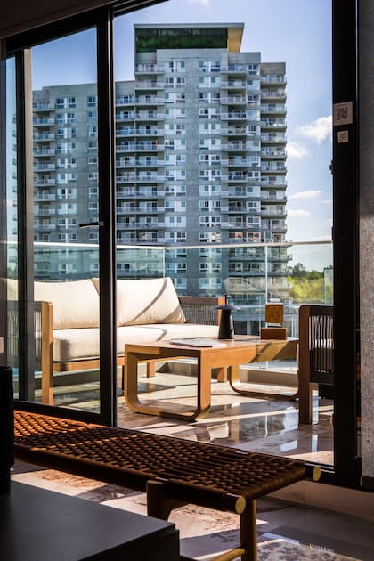 Como balcón de este departamento es el único descubierto, la arquitecta decidió continuara el piso del ambiente principal. Muebles de exterior (Tolder).