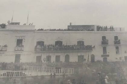El balcón de los altos de Riglos colmados el día de la celebración de la jura de la Constitución de 1854