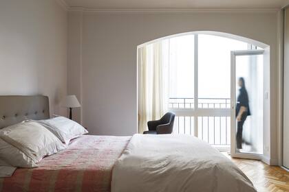 El balcón se cerró, pero mantuvieron el vidriado completo para que no se perdiera la sensación de amplitud.