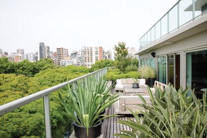 El balcón terraza de un departamento que mira a los bosques de Palermo