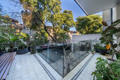 El balcón terraza está integrado con la entrada de la planta baja de la casa