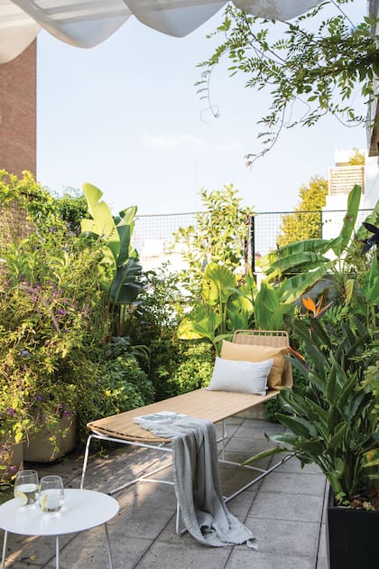 El balcón tupido es obra de la paisajista Clara Victorica. Reposera y mesa de apoyo (Increa).