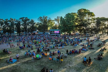 El balneario cuenta con parrillas, camping, un escenario y canchas para hacer deporte (Foto: Instagram @turismoteodelina)