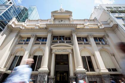 El Banco Central, actualmente presidido por Miguel Pesce, es el encargado de la emisión de los billetes y monedas de curso legal.