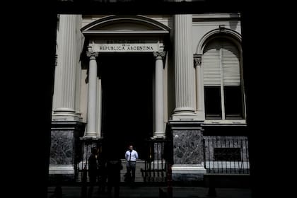 El Banco Central operó en el mercado de futuros unos US$1500 millones en mayo, una estrategia que le permitió intervenir indirectamente en el valor del dólar. (AP Foto/Natacha Pisarenko, Archivo)