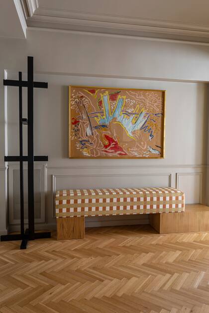 “El banco con género de Luna Oks lo hicimos para un espacio en Experiencia Living y como nos gustó nos lo quedamos”. Obra de Alejo Musich y el perchero modelo “Romero” (Bull).