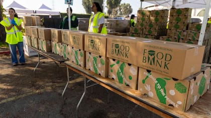 El Banco de Alimentos de LA distribuye comida en diversos puntos de la ciudad durante todo el mes (Instagram/@lafoodbank)