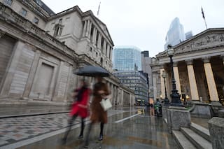 El Banco de Inglaterra reduce tasa de interés clave por primera vez en meses