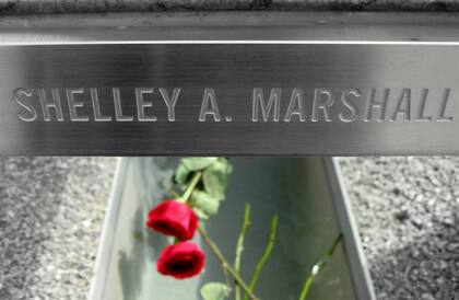 El banco en homenaje a Shelley Marshall afuera del Pentágono