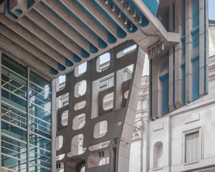El Banco Hipotecario (o Ex Banco de Londres) fue diseñado por Clorindo Testa en 1966 y es un exponente del brutalismo en América Latina. Para visitarlo en esta edición, se requiere inscripción previa.