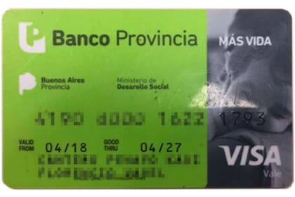 El Banco Provincia entrega la tarjeta verde, con la que las beneficiarias del plan Más Vida pueden comprar alimentos de primera necesidad