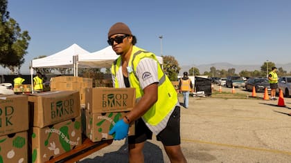 El Banco Regional de Alimentos de Los Ángeles opera en conjunto con diferentes distribuidores de comida en varias partes de la ciudad (Facebook/Los Angeles Regional Food Bank)