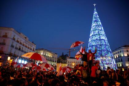 El banderazo de los hinchas de River tomó la Puerta del Sol, un punto emblemático del centro de Madrid.