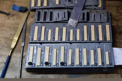 El bandoneón tiene una complejidad mecánica asombrosa, compuesta por cientos de piezas individuales y un sistema de ingeniería que combina materiales como madera, metal, acero y cuero