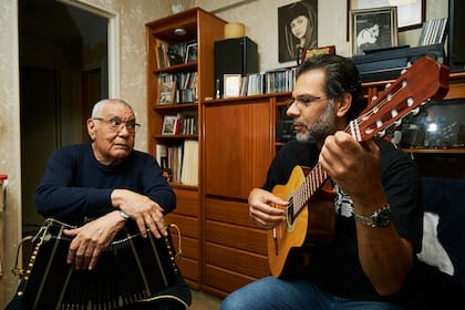 El bandoneonista Dino Saluzzi, a los 90, y su hijo José María Saluzzi, antes de la salida del nuevo álbum que grabaron juntos