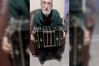 El músico de 84 años al que le robaron el bandoneón en la calle ya tiene uno nuevo