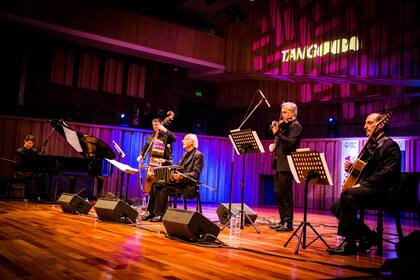 El bandoneonista Néstor Marconi dio un concierto rodeado por músicos de distintas generaciones